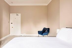 Stunning 5 Bedroom Large Apartment With Parking