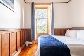 Stunning 5 Bedroom Large Apartment With Parking