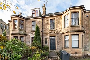 Stunning 5 Bedroom Large Apartment With Parking