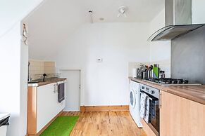 Stunning 5 Bedroom Large Apartment With Parking