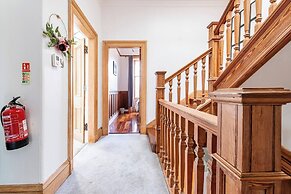 Stunning 5 Bedroom Large Apartment With Parking