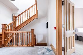 Stunning 5 Bedroom Large Apartment With Parking