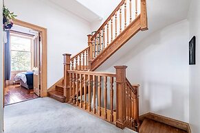 Stunning 5 Bedroom Large Apartment With Parking