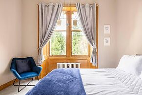 Stunning 5 Bedroom Large Apartment With Parking