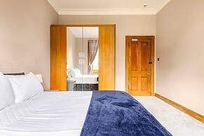 Stunning 5 Bedroom Large Apartment With Parking