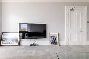 Stunning 5 Bedroom Large Apartment With Parking