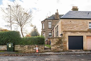 Stunning 5 Bedroom Large Apartment With Parking