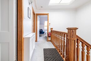 Stunning 5 Bedroom Large Apartment With Parking