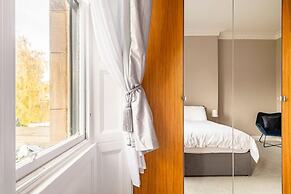 Stunning 5 Bedroom Large Apartment With Parking