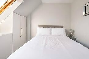 Stunning 5 Bedroom Large Apartment With Parking