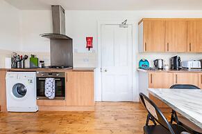 Stunning 5 Bedroom Large Apartment With Parking