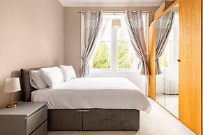 Stunning 5 Bedroom Large Apartment With Parking