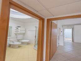 Lovely Flat With Modern Furnishings - Beahost