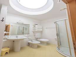 Lovely Flat With Modern Furnishings - Beahost