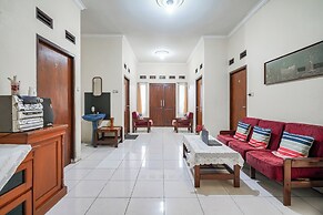 OYO 94102 Kuningan Guest House Syariah