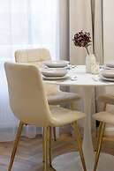 Grójecka Apartment by Renters