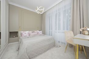 Grójecka Apartment by Renters