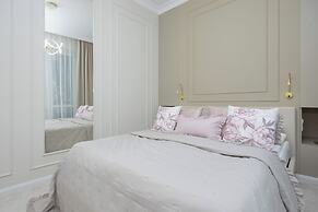 Grójecka Apartment by Renters