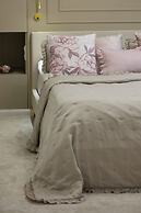 Grójecka Apartment by Renters