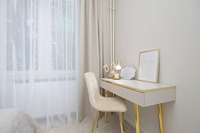 Grójecka Apartment by Renters