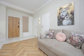 Grójecka Apartment by Renters