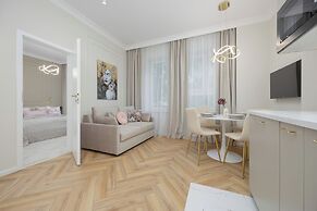 Grójecka Apartment by Renters
