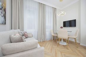 Grójecka Apartment by Renters