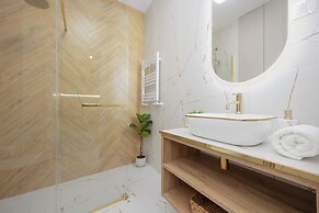 Grójecka Apartment by Renters