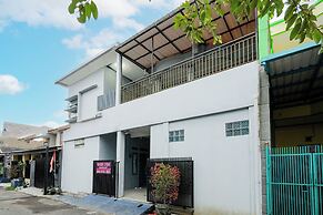 OYO 94119 Pdl Guest House Syariah