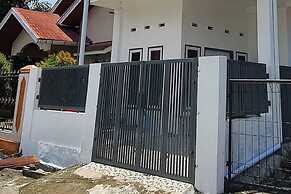 OYO 94119 Pdl Guest House Syariah