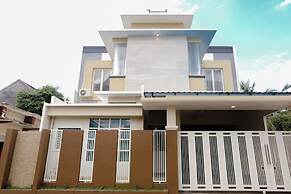 OYO 1247 Antosa Family Residence