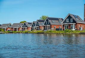 Sustainable Water Villa With Dishwasher, by a Lake