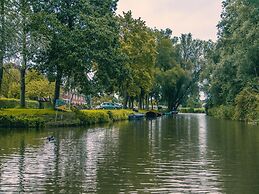 Sustainable Water Villa With Dishwasher, by a Lake