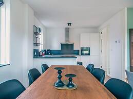 Sustainable Water Villa With Dishwasher, by a Lake