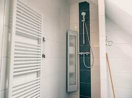 Sustainable Water Villa With Dishwasher, by a Lake