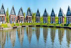 Sustainable Water Villa With Dishwasher, by a Lake