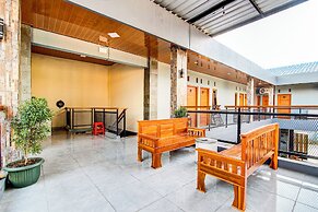 OYO 94124 Ekslusive Double'n