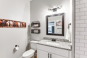 Modern Nashville Condo: 5 Mi to Downtown!