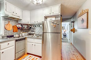 7 Mi to Carters Lake: Cabin w/ Pond & Pedal Boat!