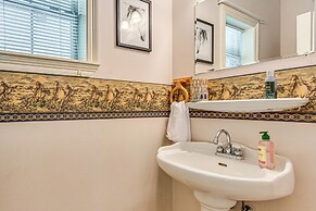 Pet-friendly Vilonia Home w/ Fenced Yard & Grill!