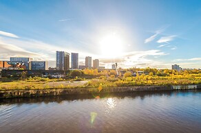 Hilltop Serviced Apartments - Salford