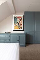 Granard Road by Onefinestay