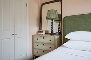 Granard Road by Onefinestay