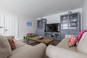 Granard Road by Onefinestay