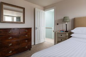 Granard Road by Onefinestay