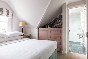 Granard Road by Onefinestay