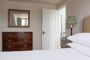 Granard Road by Onefinestay