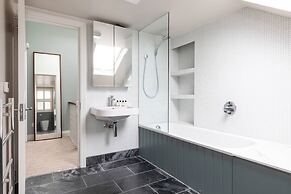 Granard Road by Onefinestay