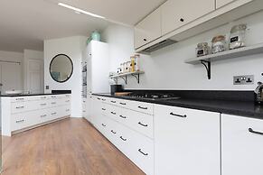 Granard Road by Onefinestay