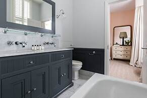 Granard Road by Onefinestay